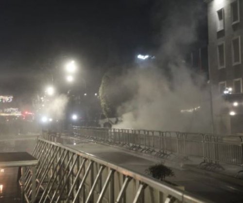 Protesta para Kryeministrisë dhe Kuvendit, protestuesit qëllojnë me molotovë dhe fishekzjarrë