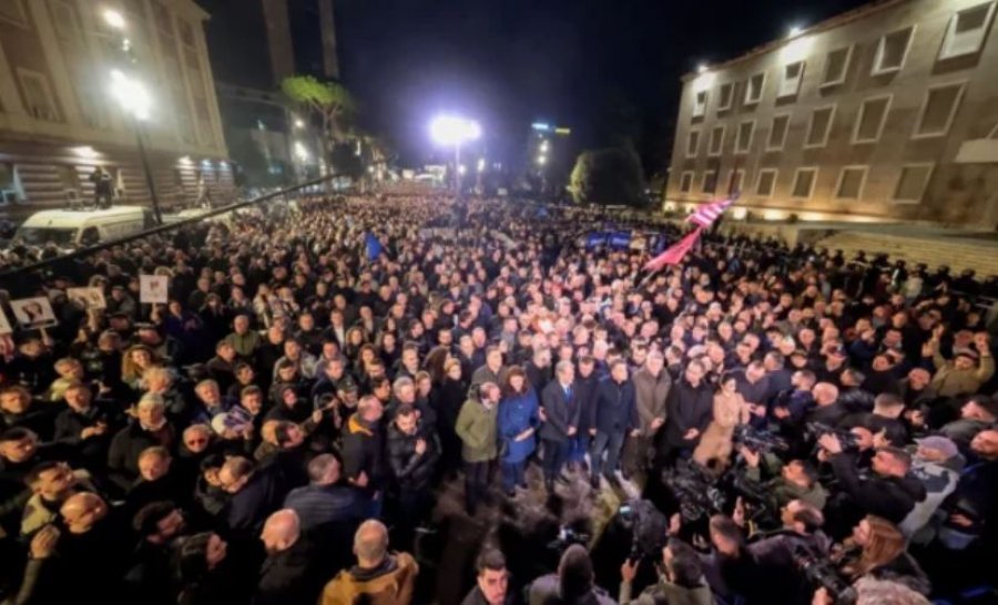 Nis protesta e PD-së në Shqipëri para Kryeministrisë, Sali Berisha arrin në selinë partisë