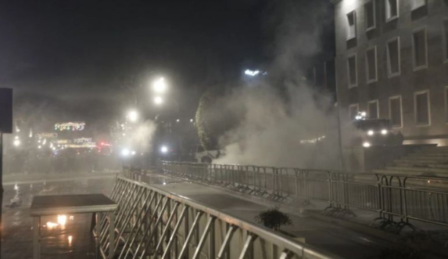 Protesta para Kryeministrisë dhe Kuvendit, protestuesit qëllojnë me molotovë dhe fishekzjarrë