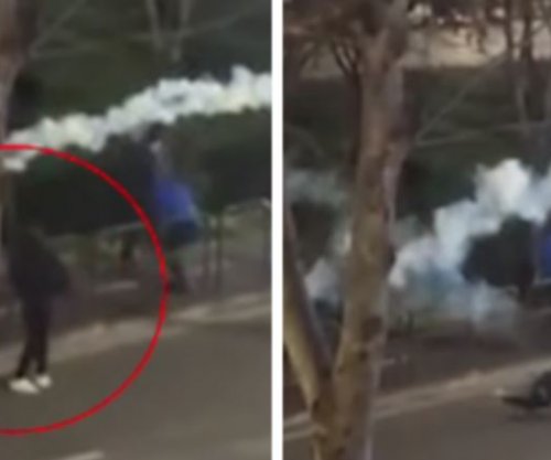 Momenti kur protestuesi në Tiranë goditet nga bombola me gazlotsjellës, bie në tokë menjëherë [video]