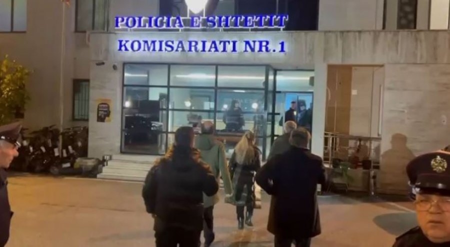 Mbi 40 të shoqëruar në polici pas protestës në Tiranë, ndër ta tre të mitur