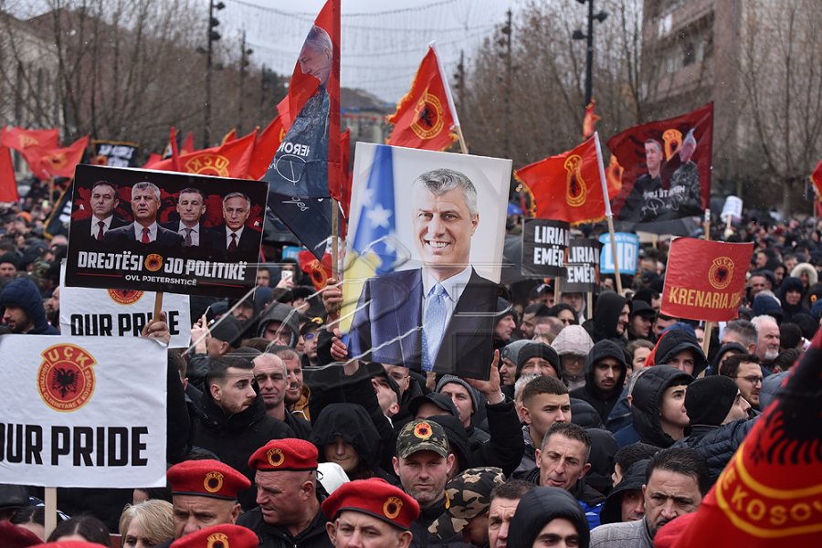 Hill flet për dëshminë në Hagë: Nuk kam njohuri për asnjë krim të kryer nga Thaçi