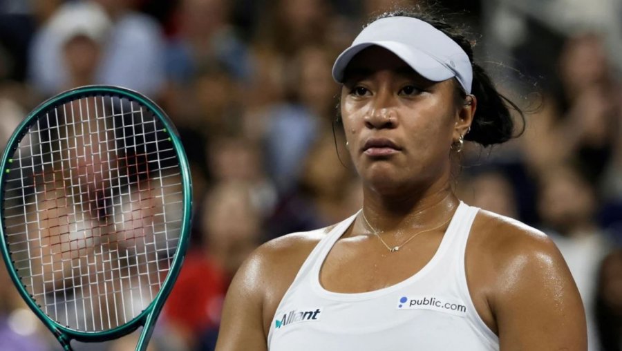 E la tenisin në moshën 25-vjeçare për shkak të racizmit, njofton fillimin e karrierës në një sport tjetër