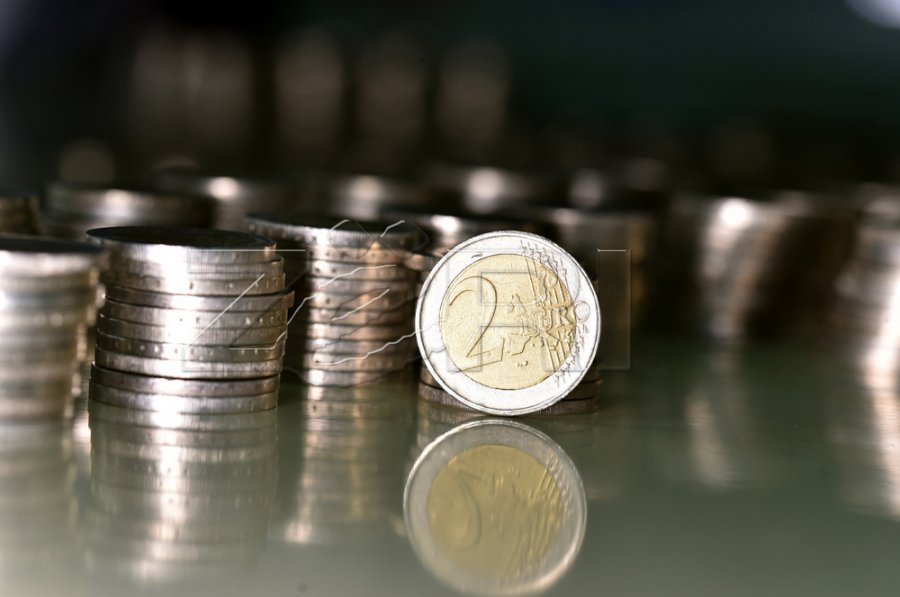 Deponohen mbi 1200 euro të falsifikuara në dy banka të vendit