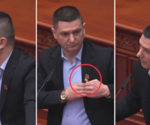 Deputeti shqiptar në Maqedoni me flamur kombëtar në kostum, qortohet nga Mickoski dhe i jepet flamuri maqedonas [video]