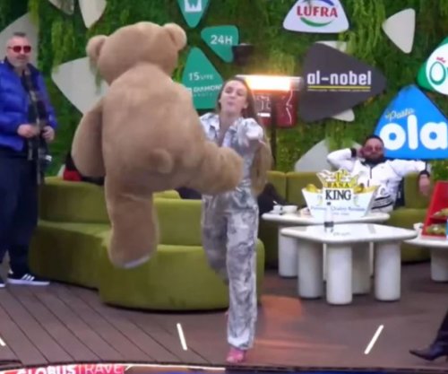 Juela hedh arushin e Brikenës në pishinë, Selin ‘shpërthen’: Xheloze për dashurinë [video]