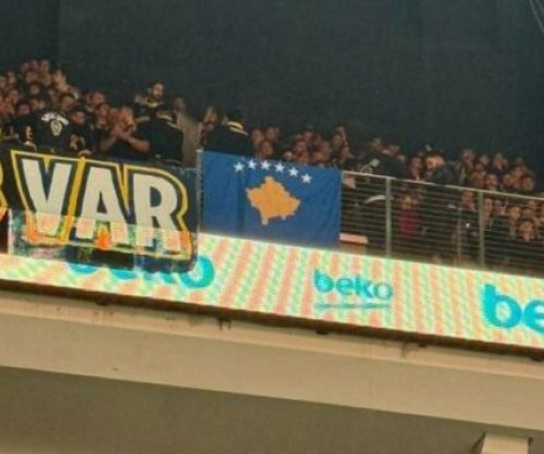 Tifozët turq i presin tifozët serbë me flamurin e Kosovës në ndeshjen e Euroligës