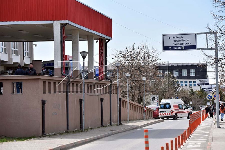 Nga QKUK-ja flasin për gjendjen e punëtorit që ra nga objekti i ndërtimit në Ferizaj