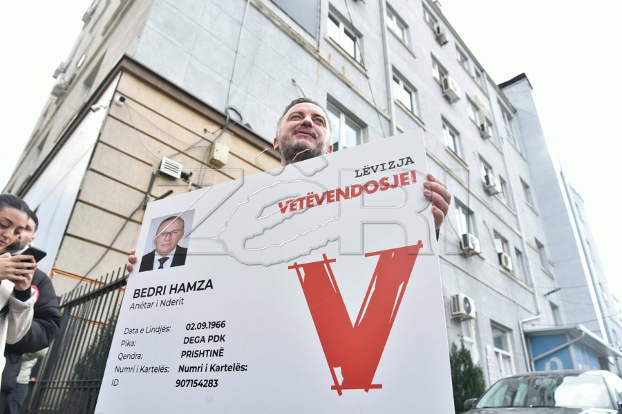 PSD-ja ua dorëzon Hamzës dhe Abdixhikut “kartelat e anëtarësimit në LVV”