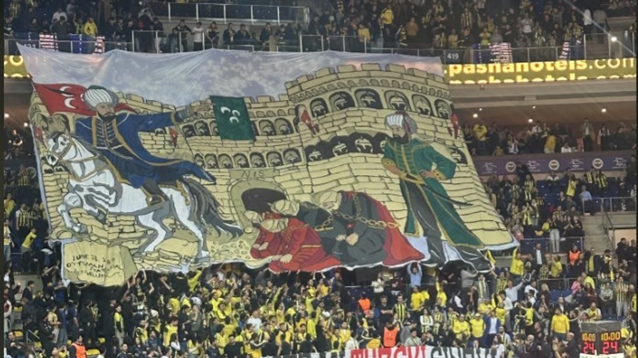 “Jeni fëmijë të turqve”, tifozët e Fenerbahçes ia kujtojnë me baner Partizanit të Serbisë humbjen e parë në betejën e Kosovës