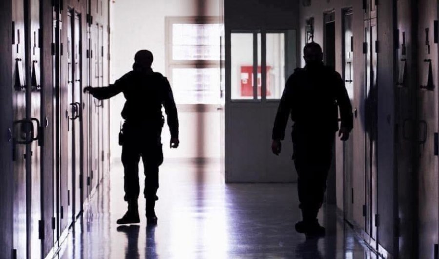 Arratiset një i burgosur nga QKUK-ja, pezullohen dy zyrtarë korrektues