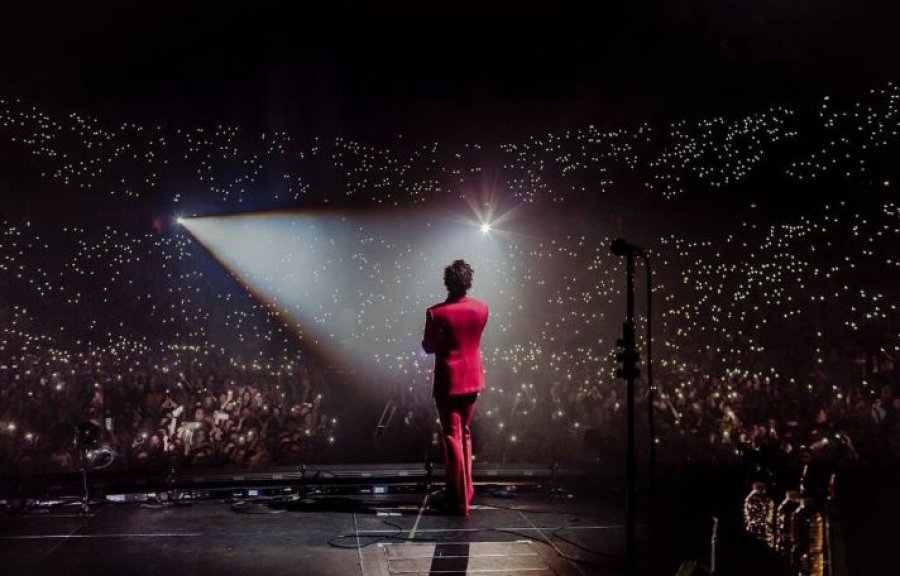 Habit këngëtari: Qesha në funeralin e gjyshes, më frymëzoi për këngë