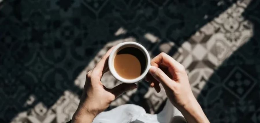 Koha më e mirë për të pirë kafe që të mos ndikojë në gjumin tuaj