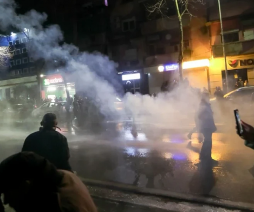 Protestuesit “thyejnë” kordonin e policisë, uniformat blu hedhin ujë dhe gaz lotsjellës