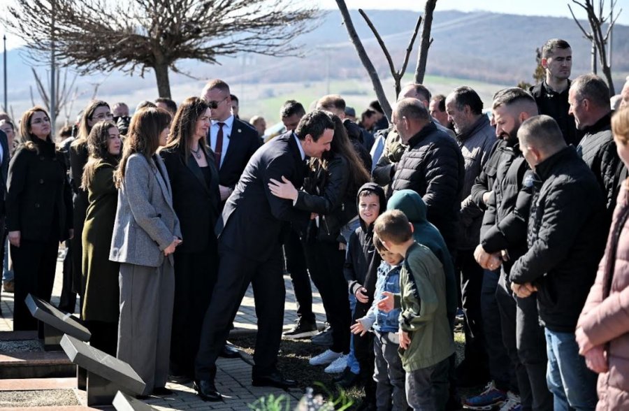 Kurti bën homazhe në 28-vjetorin e masakrës së Qirezit dhe Likoshanit Kryeministri 
