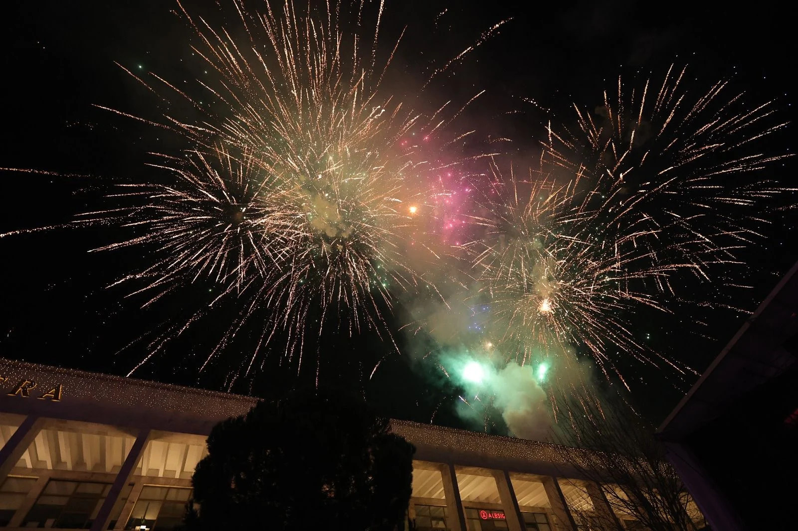 20 persona të lënduar nga hedhja e fishekzjarrëve në Shqipëri, 13-vjeçarja në Tiranë shpëton mrekullisht nga plumbi qorr