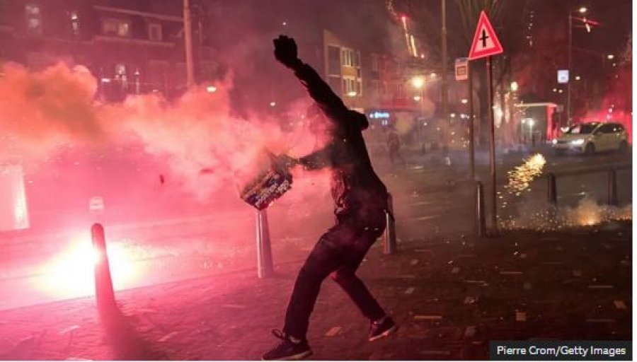 Policia holandeze përballet me dhunë “të paparë” të Vitit të Ri