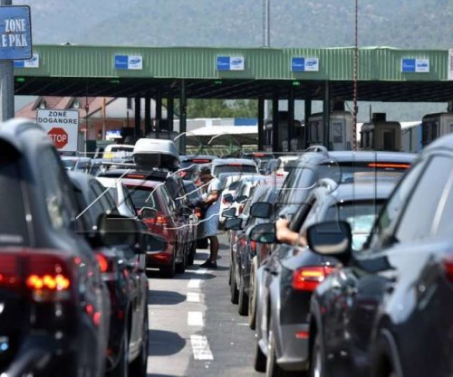 Mërgimtarët po shkojnë, pritje mbi një orë për të dalë nga Kosova