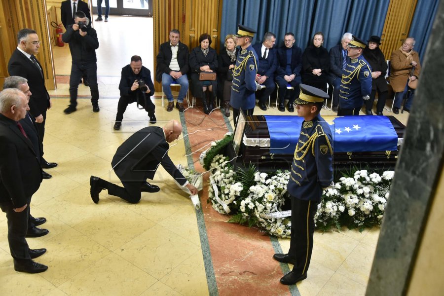 Ramush Haradinaj bën homazhe për ish-kryeparlamentarin Nexhat Daci