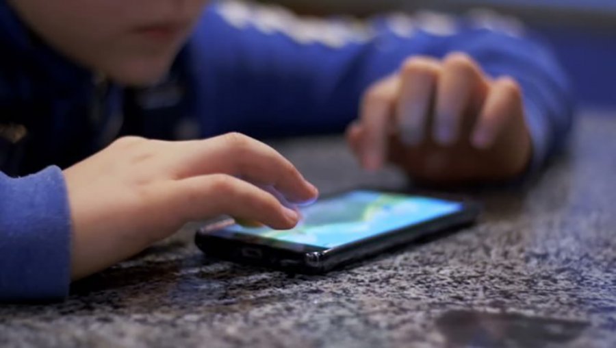 Para se t’ua lini telefonin në duar fëmijëve, lexojeni këtë