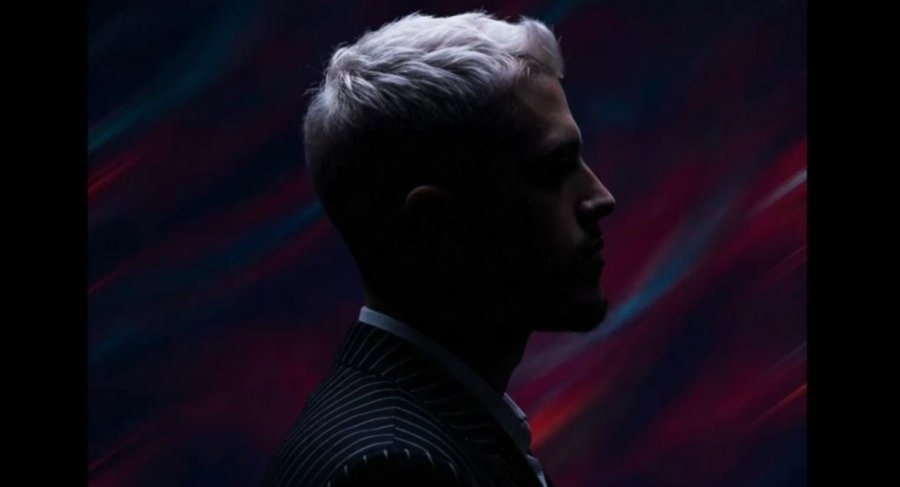 Bardhi publikon pesë këngë nga albumi i tij i ri “Terapi” [video]