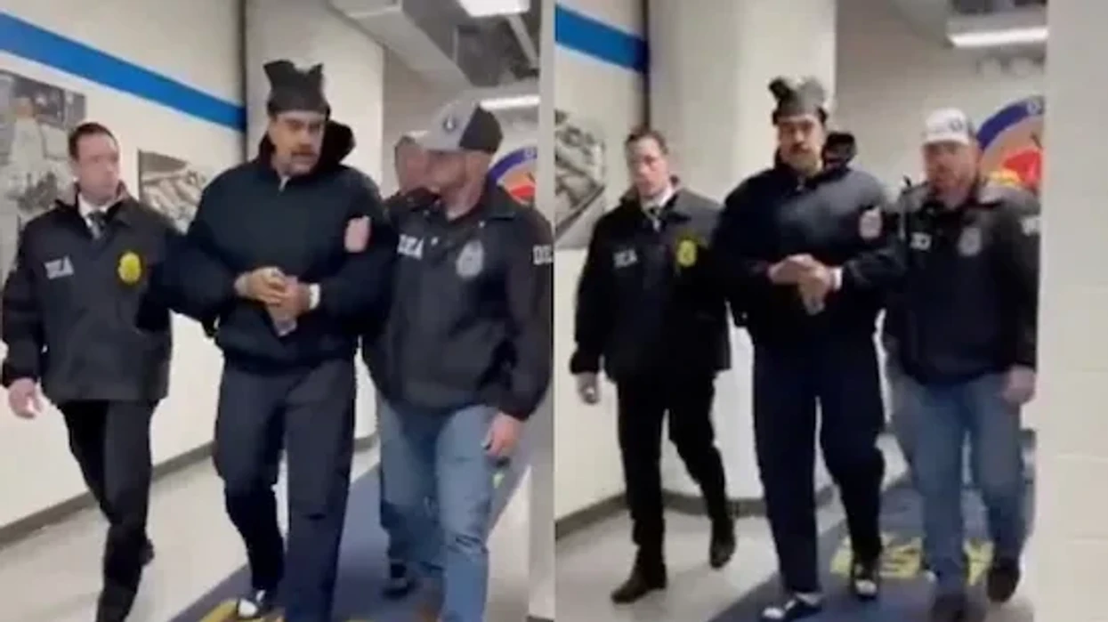 “Gëzuar Vitin e Ri”, pamje të reja të Maduros me pranga në duar