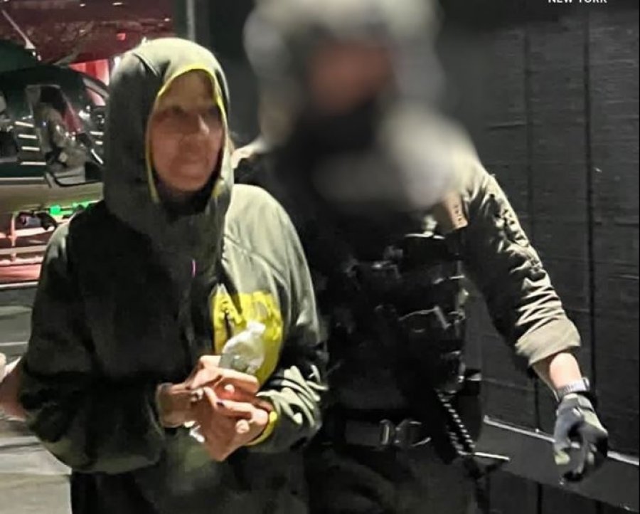 Publikohen fotografi të reja të Maduros, dhe gruas së tij gjatë transferimit në SHBA