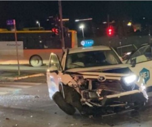 Aksident trafiku në Prishtinë - Vetura e Policisë përplaset me Radio Taksin, disa të lënduar