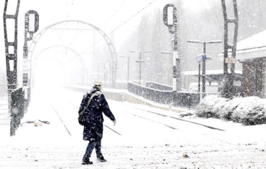 Bora bllokon Holandën: Anulohen 500 fluturime, trenat nuk funksionojnë