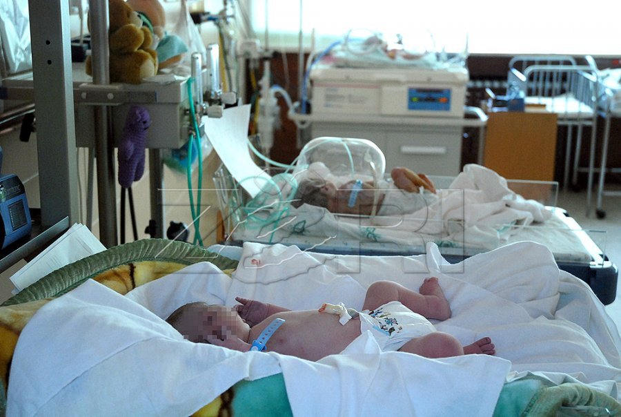 Kur të qarat e të vegjëlve përplasen me muret e QKUK-së