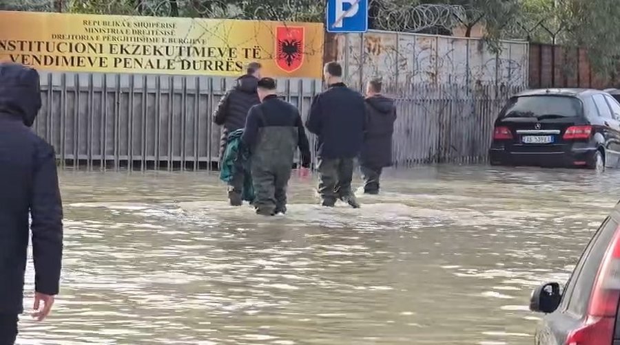Përmbytet kati i parë i burgut të Durrësit, zhvendosen të paraburgosurit