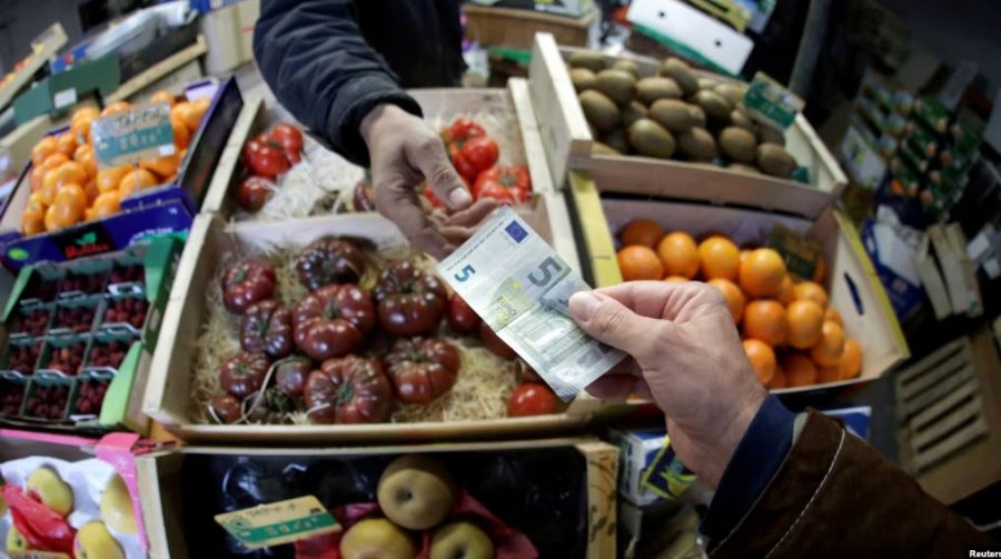 Pa kartelë, me euro në dorë - si e dëmtojnë pagesat me para të gatshme buxhetin e Kosovës?