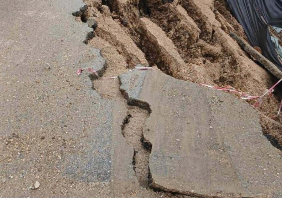 Shembet një pjesë e rrugës në lagjen Veternik në Prishtinë