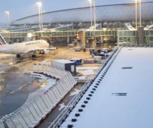 Për shkak të borës së dendur, anulohen 100 fluturime në Paris