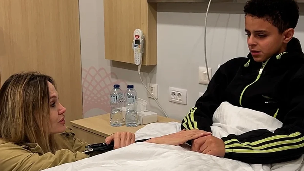 Angelina Jolie vizitoi fëmijët palestinezë në një spital në Egjipt