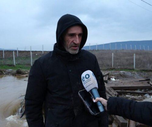 Familja shtatë anëtarësh bllokohet pasi u përmbyt ura, kryefamiljari: Fati kemi pasë ushqim se nuk kemi mujt me dalë