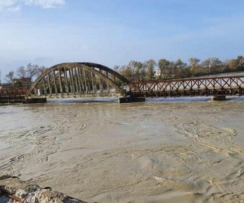 Lumi Vjosa del nga shtrati, niveli i ujit ka arritur në 6.8 metra mbi nivelin e detit