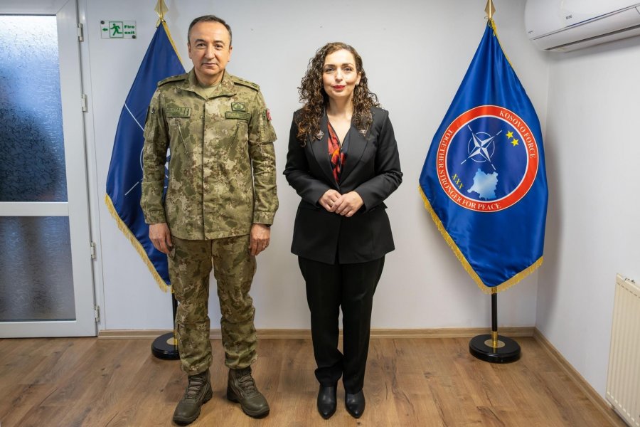 Komandanti i KFOR-it pret në takim presidenten, flasin për sigurinë në Kosovë