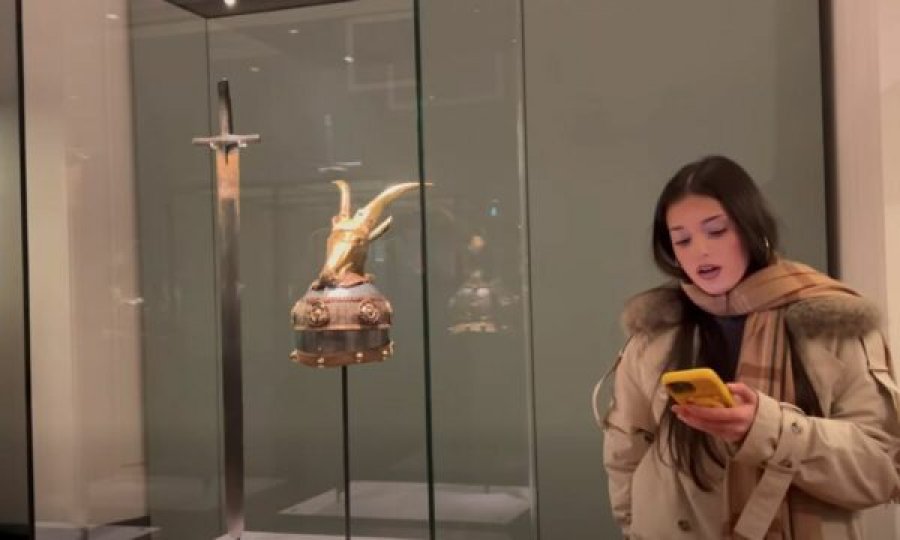 “Trim mbi trima” jehon në Muzeun e Vjenës nga zëri i 14-vjeçares Anna Krasniqi