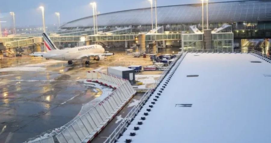 Për shkak të borës së dendur, anulohen 100 fluturime në Paris
