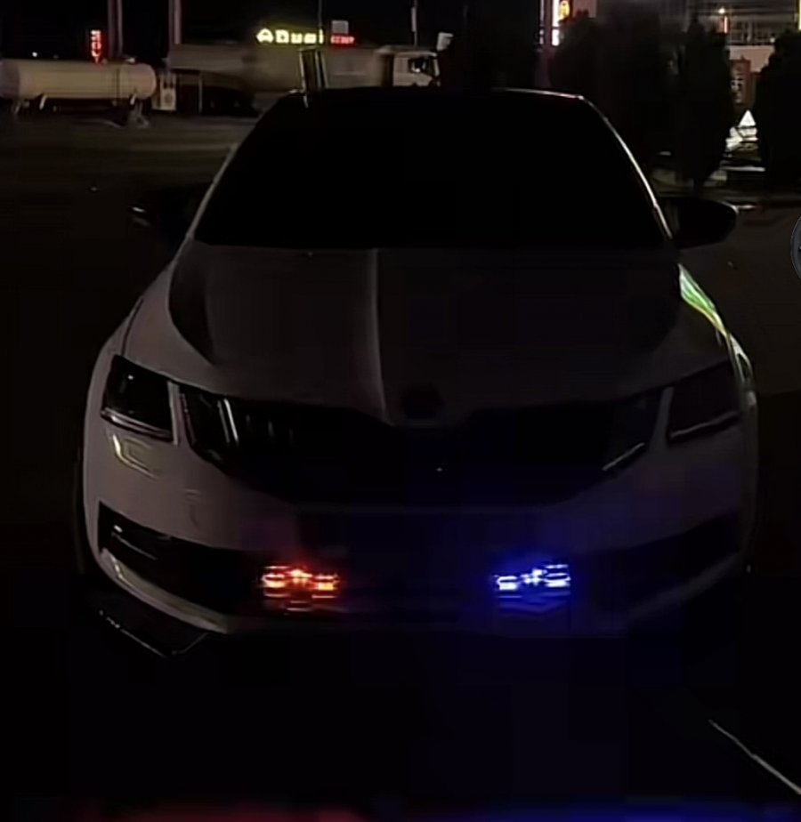 Policia ndëshkon shoferin që qarkullonte me drita rotative të paautorizuara në Prishtinë