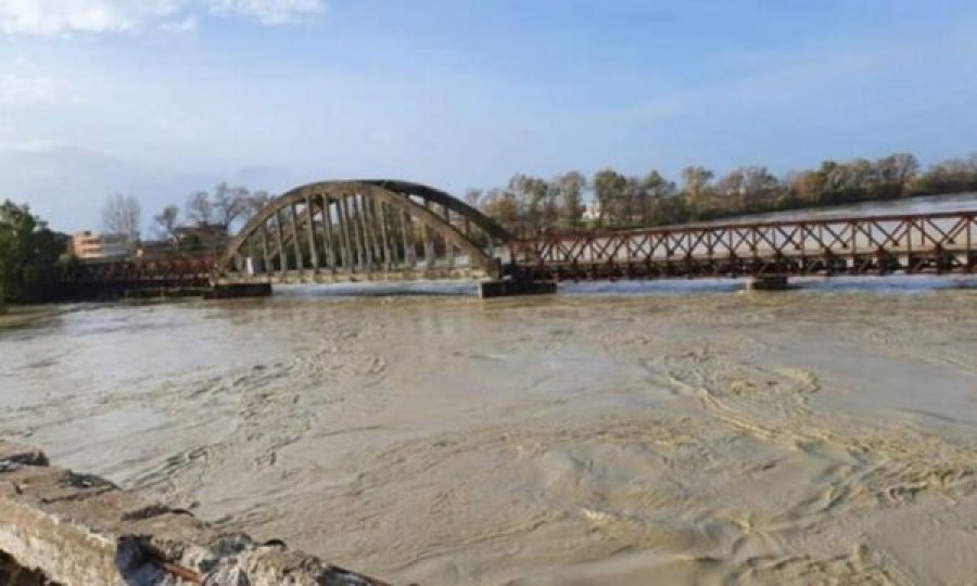Lumi Vjosa del nga shtrati, niveli i ujit arriti në 6.8 metra mbi nivelin e detit
