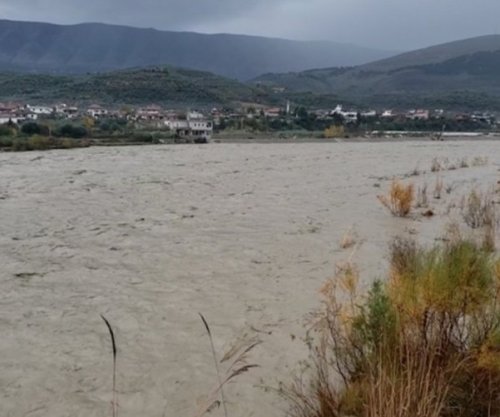 Del lumi Seman nga shtrati, përmbyten tokat bujqësore në Lushnjë dhe Divjakë