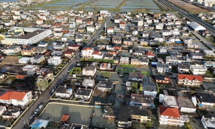 Një i vdekur nga përmbytjet në Durrës, viktima e parë nga moti i keq