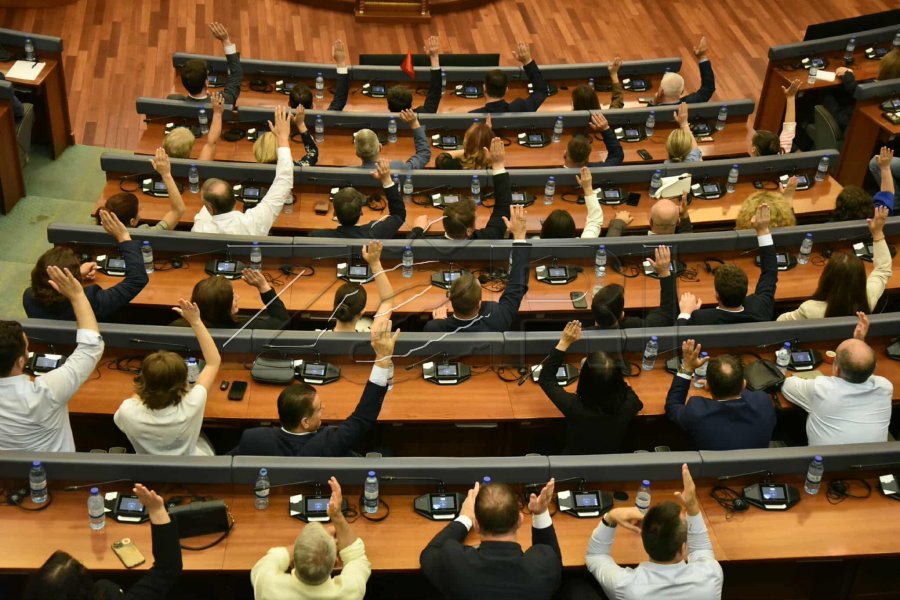 Një miliard euro për Kosovën po presin një “po” nga deputetët