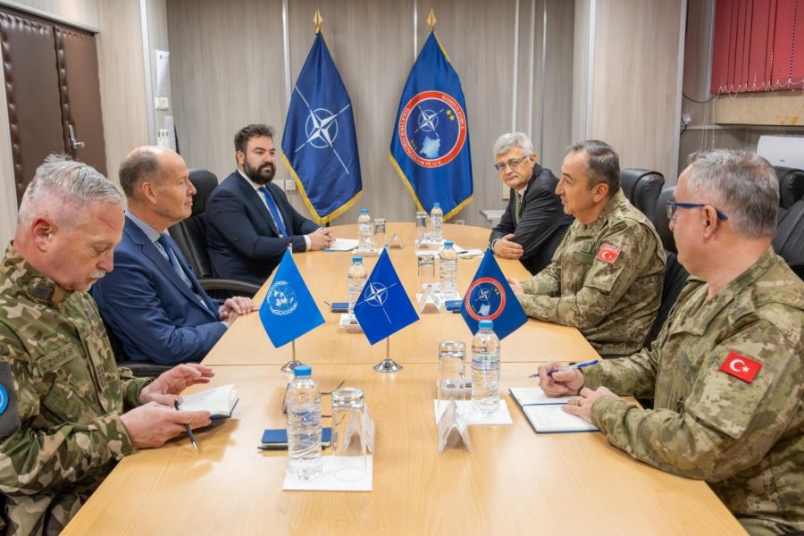Komandanti i KFOR-it takon shefin e UNMIK-ut, diskutohet situata e sigurisë në Kosovë