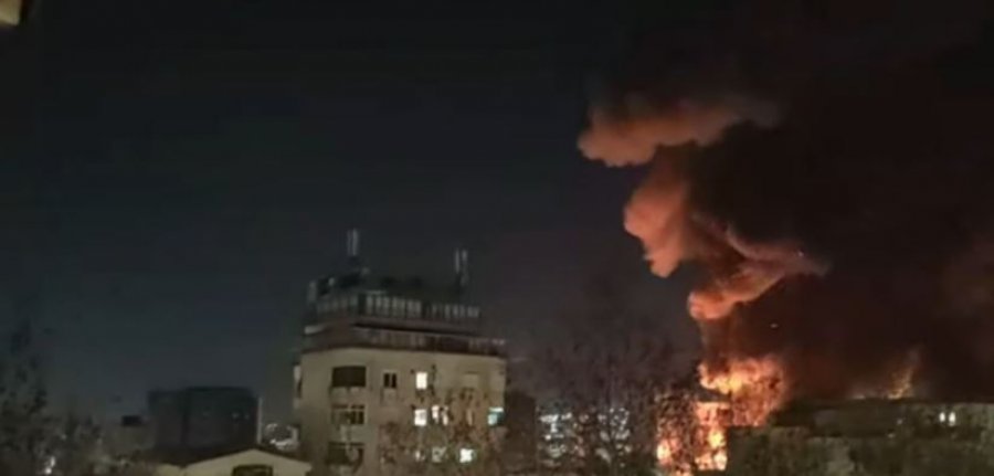 Përfshihet nga zjarri tregu i rrobave të përdorura në Tiranë