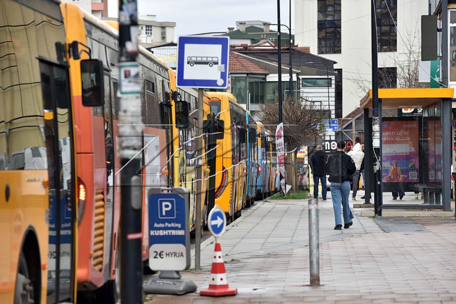 Transporti publik në Prishtinë paralajmëron vonesa dhe pezullim të përkohshëm të linjave