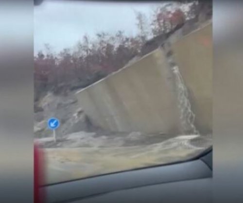 Udhëtarët i frikësohen shembjes së murit në rrugën Gjakovë – Klinë 