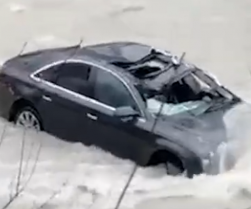 Vetura bie në përrua në Klos, drejtuesi i mjetit nuk gjendet